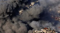 Asap mengepul di pinggiran selatan Beirut, setelah serangan Israel, di tengah permusuhan yang sedang berlangsung antara Hizbullah dan Israel.  