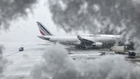 Hujan salju juga menghentikan sementara jadwal penerbangan sejumlah maskapai di bandara Paris. (AP Photo/Masha Macpherson)  