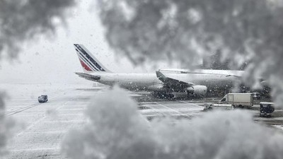 Kota Paris Mulai Diselimuti Salju Musim Dingin
