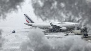 Kota Paris Mulai Diselimuti Salju Musim Dingin