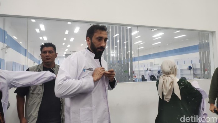 Potret Nouman Ali Khan kunjungi Paragon Nouman Ali Khan berkunjung ke Pabrik Paragon Technology and Innovation di Kawasan Industri Jatake, Tangerang, Jumat (22/11/2024).
