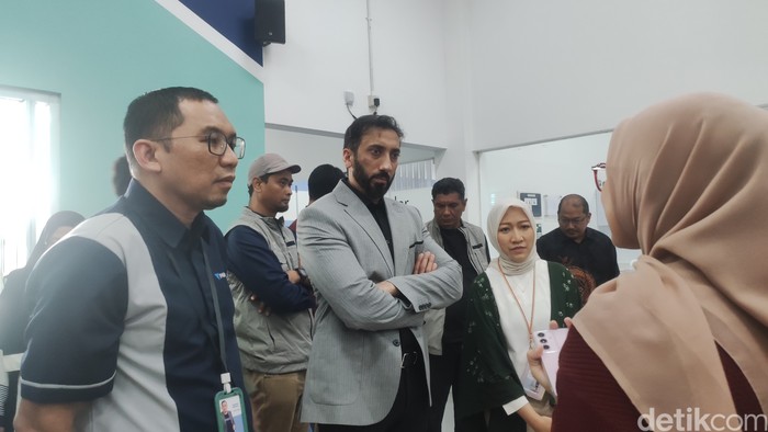 Nouman Ali Khan berkunjung ke Pabrik Paragon Technology and Innovation di Kawasan Industri Jatake, Tangerang, Jumat (22/11/2024).