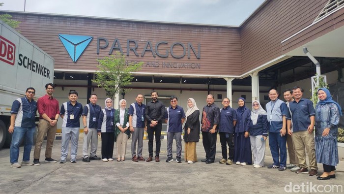 Nouman Ali Khan berkunjung ke Pabrik Paragon Technology and Innovation di Kawasan Industri Jatake, Tangerang, Jumat (22/11/2024).