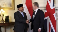 Keduanya berjabat tangan, berbincang sejenak, dan setelahnya langsung mengadakan pertemuan bilateral. (Mina Kim/Pool Pool Photo via AP)  