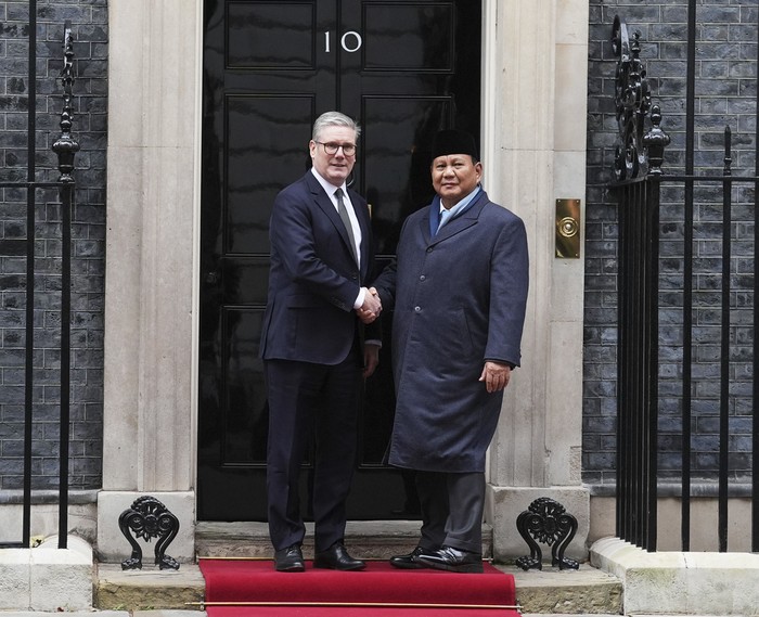 Britains Prime Minister Sir Keir Starmer, left, welcomes President Prabowo Subianto of the Republic of Indonesia to 10 Downing Street, London, ahead of a bilateral meeting, Thursday Nov. 21, 2024. (Lucy North/PA via AP)