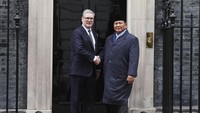 Setelah bertemu Raja Charles III, Prabowo juga bertemu dengan Perdana Menteri (PM) Inggris Keir Starmer di Downing Street, London. Keir tampak menyambut kedatangan Prabowo sedari turun dari mobil di pintu gerbang Downing Street. (Lucy North/PA via AP)  