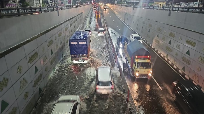 Potret Underpass Kentungan tergenang air, Jumat (22/11/2024).