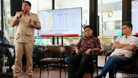 Politikus Partai Gerindra Maruarar Sirait hadir dalam rilis hasil survei tersebut.  