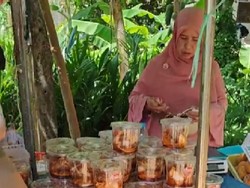 Viral Pernikahan Rasa Pasar Malam, Ada yang Jual Makanan di Resepsi