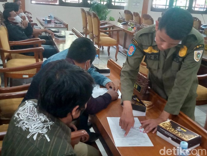 Puluhan penjual miras di Klaten dikumpulkan Satpol PP. Mereka membuat pernyataan tidak akan berjualan lagi, Jumat (22/11/2024).
