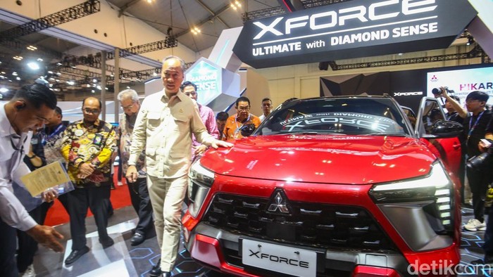 Resmikan GJAW, Menperin Agus Gumiwang Jajal Mobil Baru Menteri Perindustrian RI Agus Gumiwang membuka gelaran GJAW di ICE BSD, Tangerang, Jumat (22/11/2024).