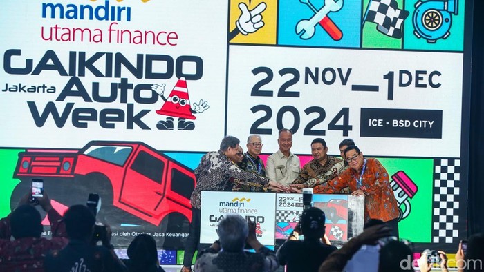 Resmikan GJAW, Menperin Agus Gumiwang Jajal Mobil Baru Menteri Perindustrian RI Agus Gumiwang membuka gelaran GJAW di ICE BSD, Tangerang, Jumat (22/11/2024).