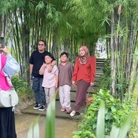 Melalui akun Instagram pribadinya Ririe membagikan momen kebersamaan keluarganya itu. Ia mengatakan jika dirinya dan mantan suaminya itu masih bersama bukan karena cinta, melainkan demi anak yang dicintainya. Foto: Instagram/@ririe_fairus