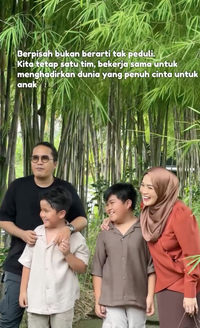 Dalam video singkat yang dibagikan terlihat perayaan ulang tahun tersebut diadakan dengan sederhana. Meski sederhana namun kebahagiaan di wajah Ririe dan keluarganya itu tampak begitu terpancar. Foto: Instagram/@ririe_fairus