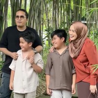 Dalam video singkat yang dibagikan terlihat perayaan ulang tahun tersebut diadakan dengan sederhana. Meski sederhana namun kebahagiaan di wajah Ririe dan keluarganya itu tampak begitu terpancar. Foto: Instagram/@ririe_fairus