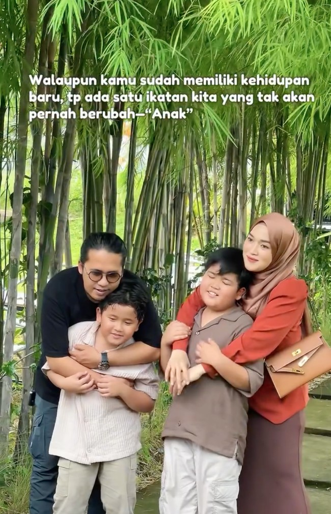 Bak keluarga yang masih utuh Ririe dan Ayus bersama kedua putranya juga tampak berfoto bersama. Sambil memeluk putra mereka, Ririe dan Ayus tampil kompak. Foto: Instagram/@ririe_fairus