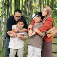 Bak keluarga yang masih utuh Ririe dan Ayus bersama kedua putranya juga tampak berfoto bersama. Sambil memeluk putra mereka, Ririe dan Ayus tampil kompak. Foto: Instagram/@ririe_fairus