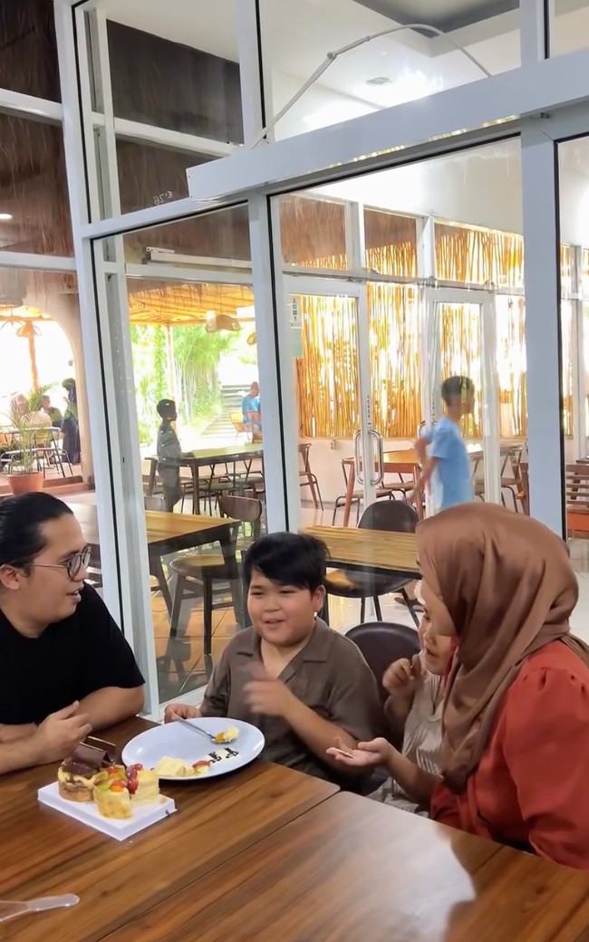 Saat makan-makan di acara ulang tahun sang anak, Ririe dan Ayus juga duduk bersama-sama dengan kedua putra mereka. Terlihat jika keduanya memang masih menjaga hubungan baik demi anak-anak mereka. Foto: Instagram/@ririe_fairus