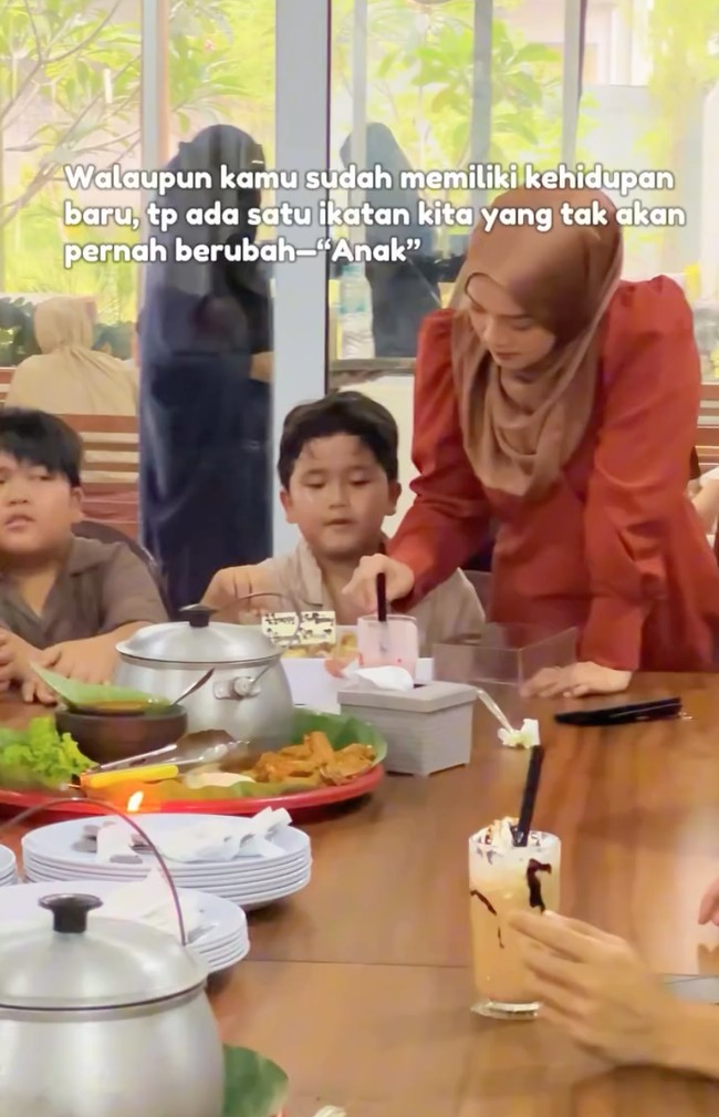 Ririe tampil cantik mengenakan blouse lengan panjang berwarna oranye dipadukan dengan hijab berwarna coklat. Sementara kedua putranya kompak mengenakan kemeja berwarna coklat. Foto: Instagram/@ririe_fairus