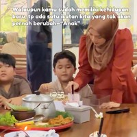 Ririe tampil cantik mengenakan blouse lengan panjang berwarna oranye dipadukan dengan hijab berwarna coklat. Sementara kedua putranya kompak mengenakan kemeja berwarna coklat. Foto: Instagram/@ririe_fairus