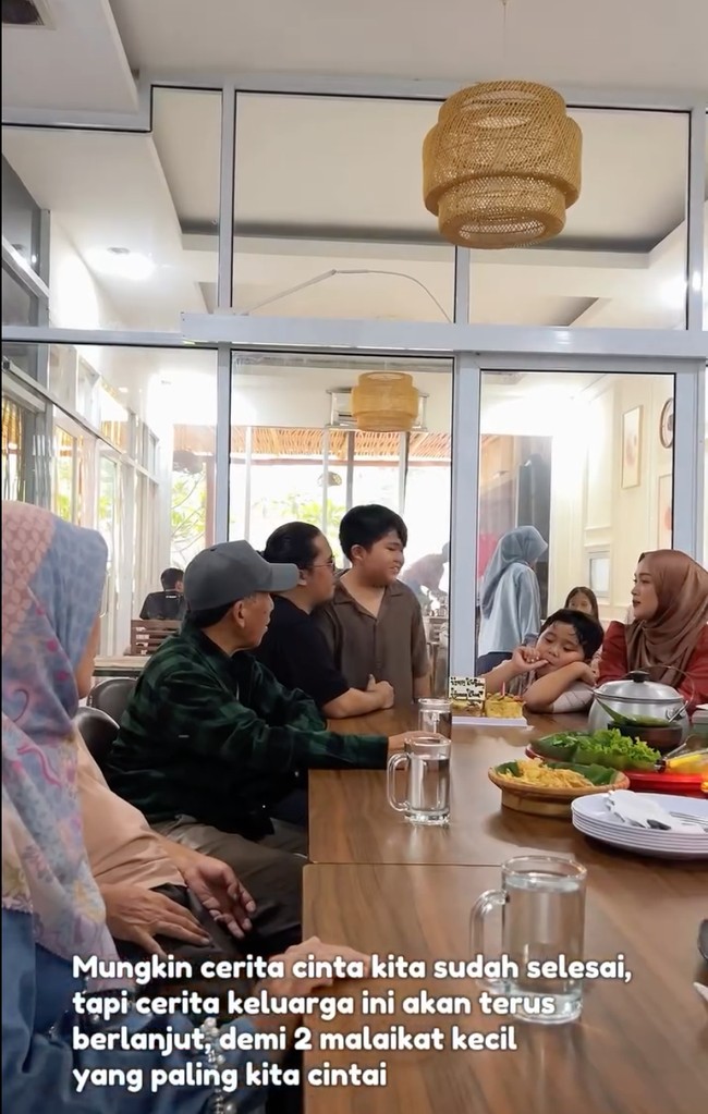 Tak hanya berempat, beberapa anggota keluarga lain juga terlihat turut hadir merayakan ulang tahun anak pertama Ririe dan Ayus, Sabian Ibni Sakhy. Sabian berulang tahun yang ke-11. Foto: Instagram/@ririe_fairus