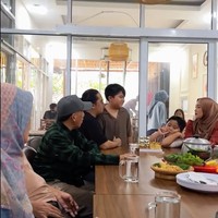 Tak hanya berempat, beberapa anggota keluarga lain juga terlihat turut hadir merayakan ulang tahun anak pertama Ririe dan Ayus, Sabian Ibni Sakhy. Sabian berulang tahun yang ke-11. Foto: Instagram/@ririe_fairus