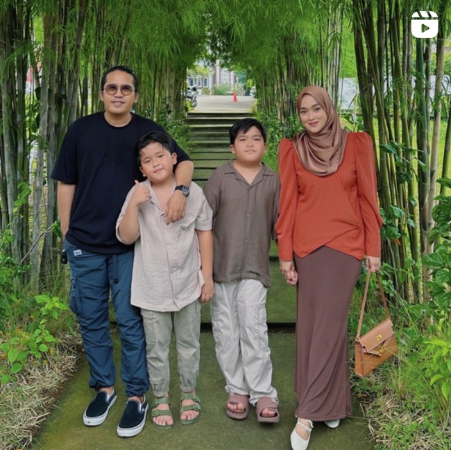 Ayus Sabyan dan Nissa Sabyan tengah jadi sorotan karena dikabarkan telah resmi menikah. Meski demikian, Ayus dan mantan istrinya, Ririe Fairus masih terlihat kompak saat merayakan ulang tahun anaknya bersama. Foto: Instagram/@ririe_fairus