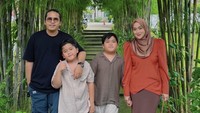 Kita memang tak lagi satu, tapi kita tetap menjadi dua orang tua untuk dua hati kecil yang paling kita sayangi. Barakallah fii umrik abang bian, tulis Ririe dalam Instagram miliknya. Foto: Instagram/@ririe_fairus