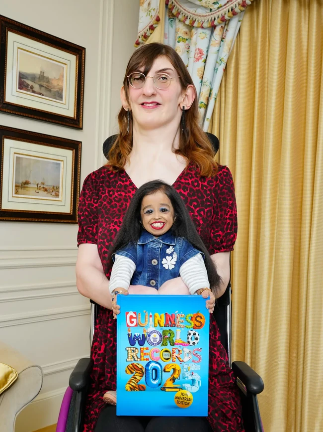 Meskipun memiliki kondisi fisik yang sangat kontras, keduanya ternyata memiliki banyak kesamaan. “Kami sama-sama menyukai makeup, perawatan diri, dan mempercantik kuku kami,” tambah Rumeysa. Foto: Guinness World Records