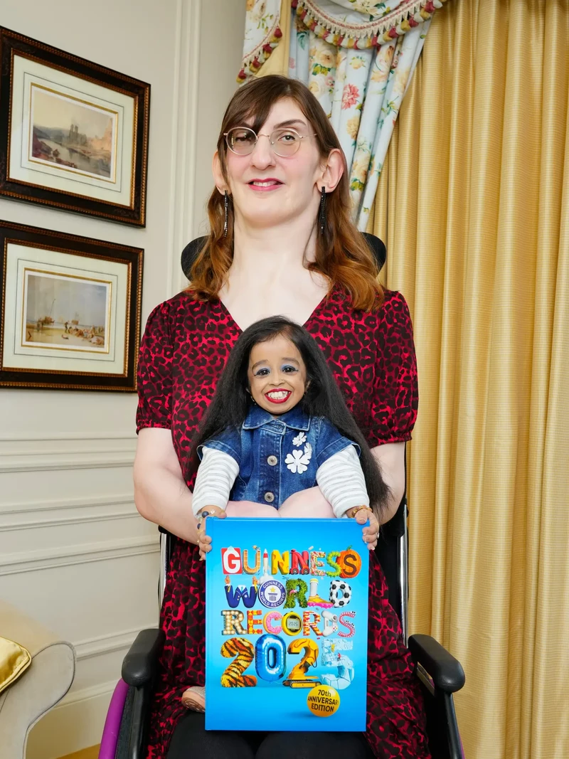 Salah satu momen langka, perempuan tertinggi di dunia dan perempuan terpendek di dunia bertemu. Mereka langsung akrab.