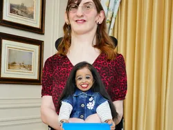 Perempuan Terpendek dan Tertinggi di Dunia Ketemu, Langsung Akrab