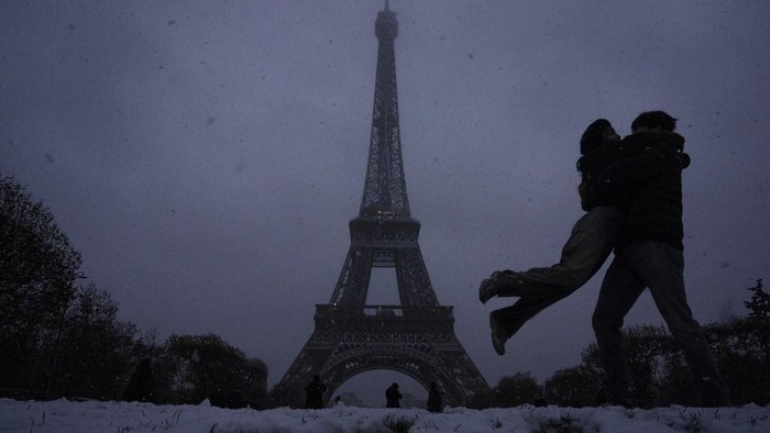 Salju Mulai Turun di Paris, Menara Eiffel Ditutup Sementara Snow figures are seen near to the Eiffel Tower as snow falls in Paris, Thursday, Nov. 21, 2024. (AP Photo/Louise Delmotte)