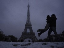 Salju Mulai Turun di Paris, Menara Eiffel Ditutup Sementara