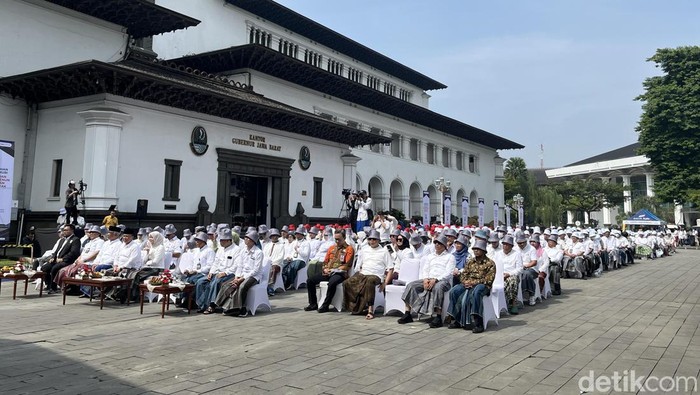 Sejumlah ASN kompak gunakan sarung tenun di Gedung Sate