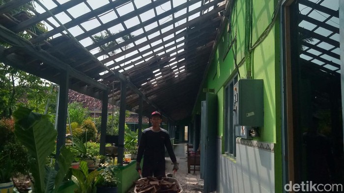 Kerusakan di SMPN 1 pohon tumbang timpa kelas.