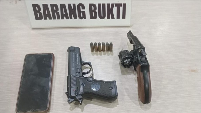 Senjata yang disita pihak kepolisian dari kedua pelaku. (Foto: Dok. Polres Labuhanbatu).