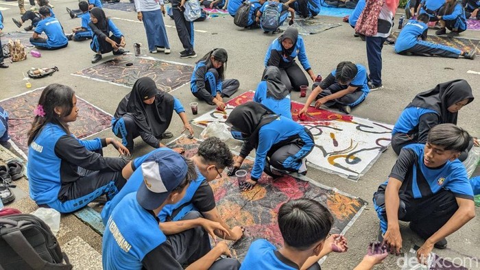 Seribu pelajar menggelar aksi seribu batik ciprat memperingati Hari Jadi ke-819 Tulungagung