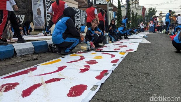 Seribu pelajar menggelar aksi seribu batik ciprat memperingati Hari Jadi ke-819 Tulungagung