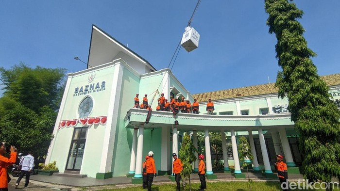 Simulasi penyelamatan kotak suara Pilkada serentak 2024 di TPS saat terdampak bencana di Ciamis oleh BPBD Ciamis.