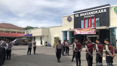 Situasi di RS Bhayangkara Padang. (M Afdal Afrianto/detikSumut)
