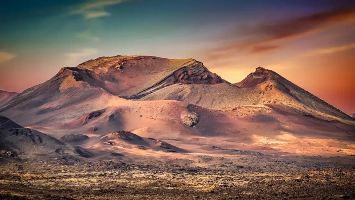 Beberapa tahun lalu, serangkaian tabung lava raksasa ditemukan di Pulau Lanzarote, Spanyol, tepat di sebelah barat Afrika Utara. Kini, tim peneliti internasional baru saja menyelesaikan studi terperinci pertama tentang mineral dan mikroorganisme yang ada di dalamnya.