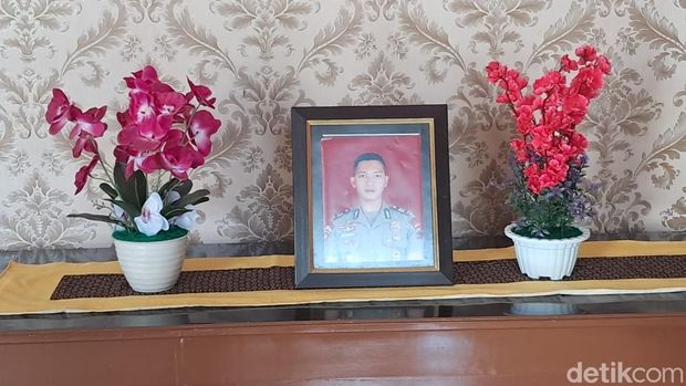 Suasana rumah duka Kasat Reskrim Polres Solok Selatan AKP Ryanto Ulil Anshar di Makassar.