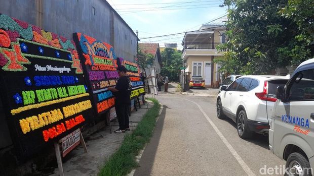 Suasana rumah duka Kasat Reskrim Polres Solok Selatan AKP Ryanto Ulil Anshar di Makassar.