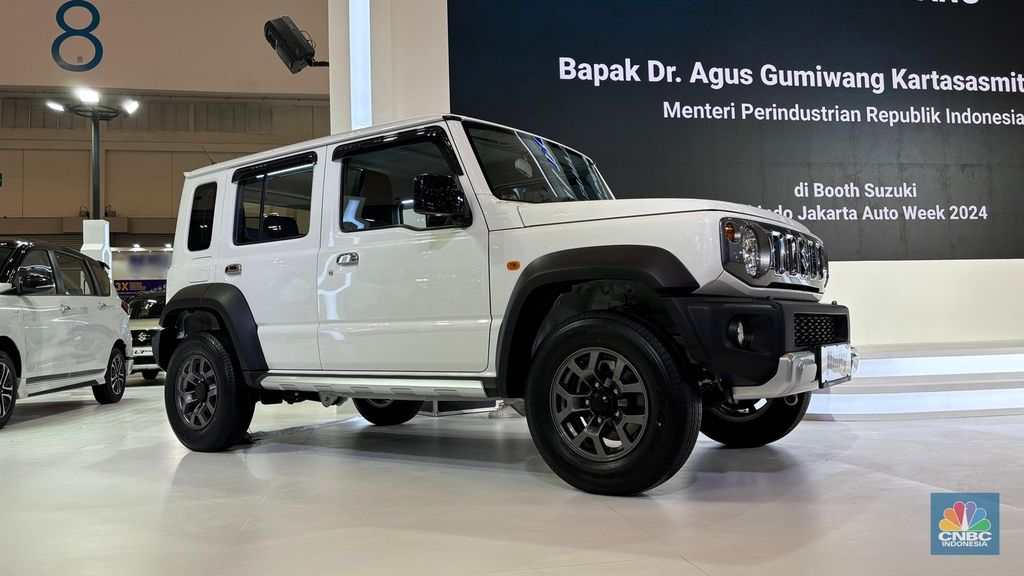 Suzuki Indonesia resmi meluncurkan 'sang legend' Jimny 5-door White Rhino Edition dipamerakan di ajang pameran otomotif Gaikindo Jakarta Auto Week (GJAW) 2024 di ICE BSD, Tangerang Selatan, Jumat (22/11/2024). (CNBC Indonesia/Ferry Sandi)