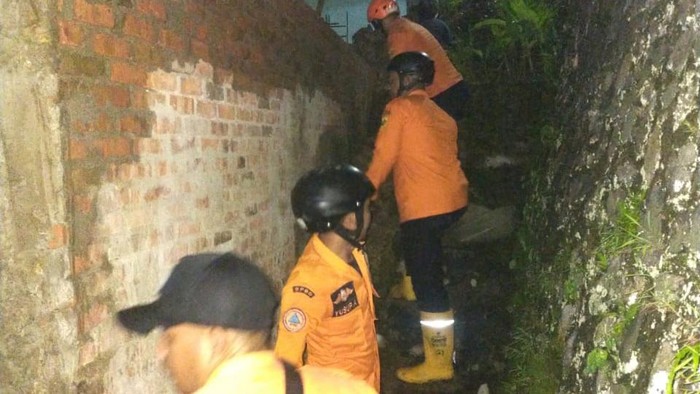 Tanah Longsor di Bogor Rusak Rumah Warga