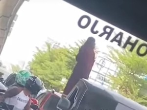 Viral Wanita di Makassar Naik Atap Mobil Pengendara, Pelaku Diduga ODGJ