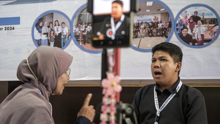 Terapis mengajarkan cara pelafalan huruf kepada seorang warga yang mengalami gangguan fungsi  wicara meskipun telah dioperasi celah bibir dan lelangit secara komplit di Palu, Sulawesi Tengah, Jumat (22/11/2024). Terapi wicara pada penderita pascaoperasi celah bibir dan lelangit yang diinisiasi Smile Train Indonesia bekerja sama dengan Yayasan Senyum Sulawesi Tengah itu merupakan rangkaian dari tatalaksana komprehensif pada penderita celah bibir dan lelangit. ANTARA FOTO/Basri Marzuki/Spt.