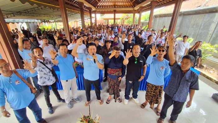 Tim pemenangan kabupaten saat menggelar konsolidasi tim pemenangan tingkat TPS Paslon Gus Par-Pandu se-Kecamatan Kubu. (dok. Tim pemenangan Gus Par-Pandu)