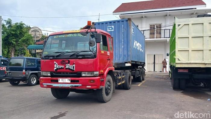 Truk kontainer bocor keluarkan cairan misterius