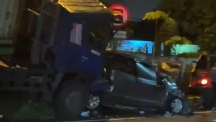 Truk yang menabrak mobil di gerbang tol Tanjung Mulia. (Foto: Istimewa).